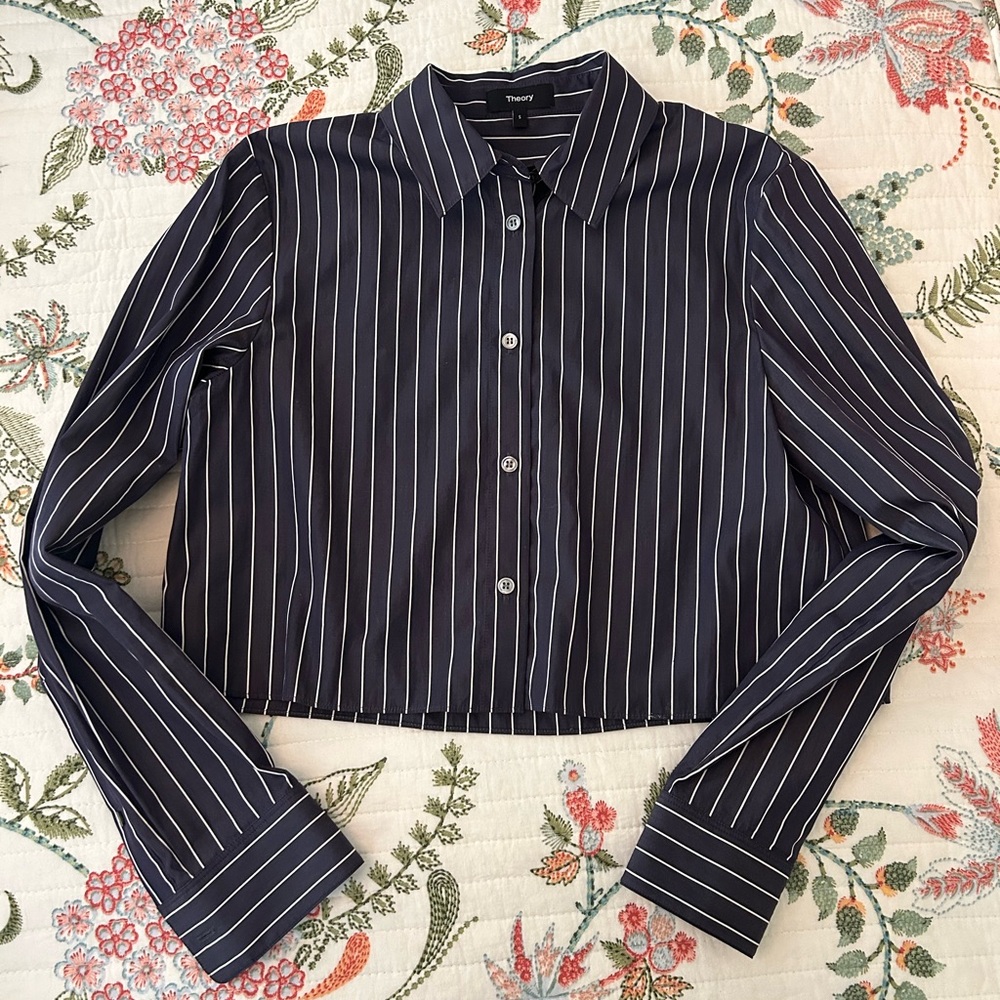 Theory Cropped Button Down Top - Picture 5 of 8